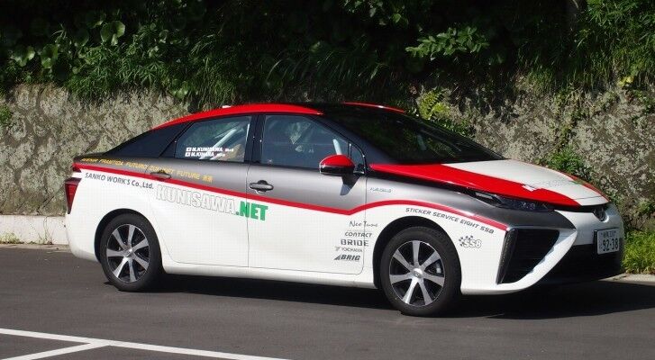 Premiere bei der ADAC-Rallye 2015: Der Toyota Mirai ist das erste Vorausfahrzeug mit Brennstoffzellenantrieb bei einem hochklassigen World-Rallye-Championship-Event. (Bild: Toyota)