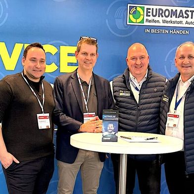 Euromaster und FMS besiegeln ihre Zusammenarbeit: (v.li.n.re) Dominik Gerhards (Head of Operations FMS), Dominik Paegel (Geschäftsführer FMS), Carsten Fischer (Head of Sales Euromaster) und Musli Morina (Key Account Manager Euromaster) (Bild: Euromaster)