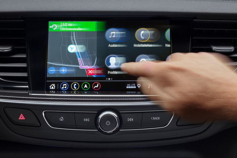 Das selbstlernende System berücksichtigt bei der Routenberechnung außerdem das übliche Verkehrsaufkommen zur aktuellen Tageszeit (etwa Stoßzeiten in der Stadt).  (Opel)