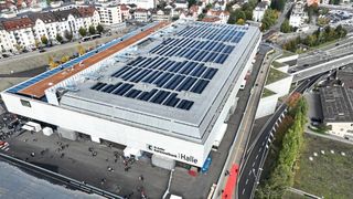 Die «preXcon» ist der neue Branchen-Hotspot der Präzisionstechnik in der Ostschweiz. Das innovative Format der Olma Messen St. Gallen verbindet Marktplatz und «Content Hub» zu einer zukunftsweisenden Plattform für Fachwissen, Innovationen und Networking. Im Fokus stehen Unternehmen und Fachkräfte aus Optik, Photonik, Maschinenbau, Medizintechnik, Mikrotechnik, Automatisierungstechnik, Automobilindustrie sowie Luft- und Raumfahrt. Die erste Ausgabe findet vom 3. bis 5. November 2026 in der St. Galler Kantonalbank Halle statt. (Bild: loftmynd.ch)