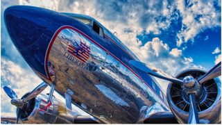 Das Leichtmetall Aluminium beispielsweise wird für den Leichtbau in der Luft- und Raumfahrt, im Fahrzeugbau, in der Bauindustrie, aber auch in der Verpackungsindustrie eingesetzt. (Bild: frei lizenziert)