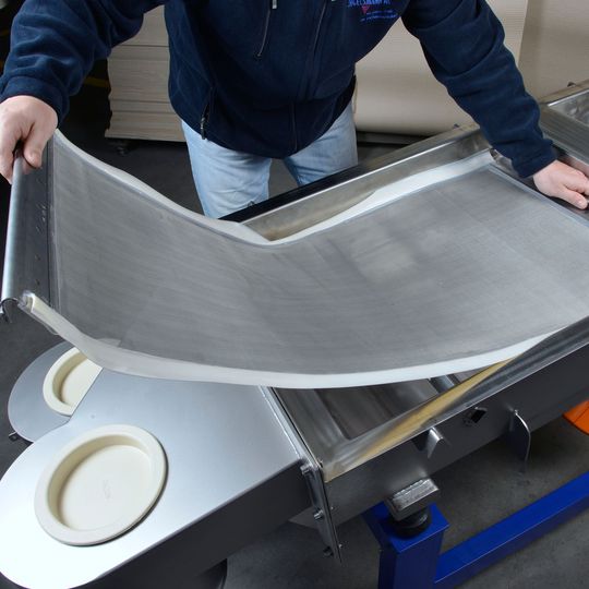 Gleich vierzehn Vibrationssiebmaschinen der Marke JEL EasyVib lieferte der Schüttgutspezialist J. Engelsmann im Rahmen eines Großauftrages an einen Futtermittelhersteller.(Bild:  J. Engelsmann)