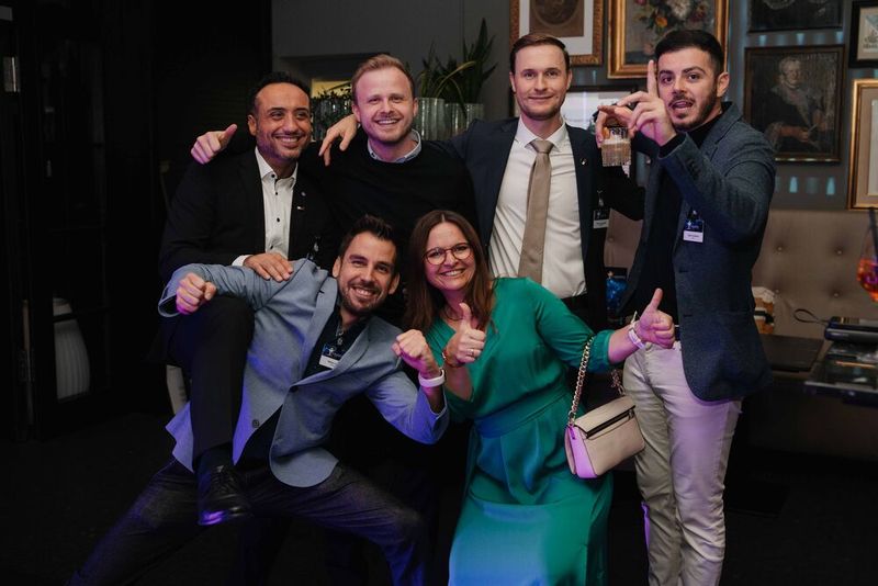 Stimmung! Vorne: William Fendt und Nadin Spang von Baramundi – dahinter von links Volkan Korkmaz, Matrix42, Tizian Faelschle, Aagon, Thomas Aiglstorfer von Matrix42 und Tigran Schatrian von Aagon. (Bild: Manuel Emme Fotografie)