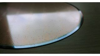 Fully processed wafer: With the 18-nm manufacturing process, STMicroelectronics is gearing up for the future. FD-SOI and ePCM enable the production of very compact, powerful, and simultaneously energy-efficient microcontrollers and processors. (Image:freely licensed)