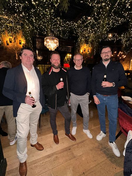 (v. l.) Emilio Dragas, Daniel Stevens und Andreas Pohl (m3connect) mit Volker Scharnberg (2. v. r., ITZ) (Bild: Vogel IT-Medien)