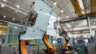 Daimler Truck hat mit der Fertigung von Komponenten für den E-Actros 600 begonnen. (Bild: Daimler Truck)