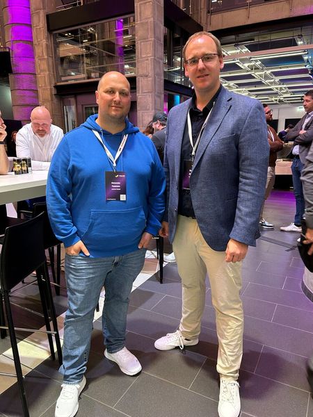 Stefan Steuer (r.) mit Alexander Felsheim (Acomm)  (Bild: Vogel IT-Medien)