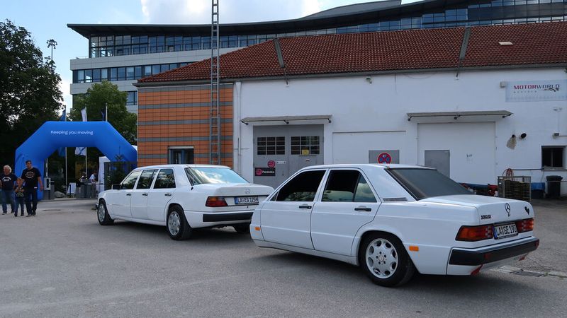 Ein Mercedes-Benz W201 als Anhänger? Vielleicht ein Fahrzeug mit vorherigem Frontschaden. Als Zugfahrzeug dient die sechstürige Langversion des W124, gefertigt beim Sonderfahrzeugbauer Binz. (Bild: Diehl – VCG)