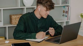 Beachtet man ein paar einfache Regeln, tritt man in Videokonferenzen noch professioneller auf. (Bild: frei lizenziert)