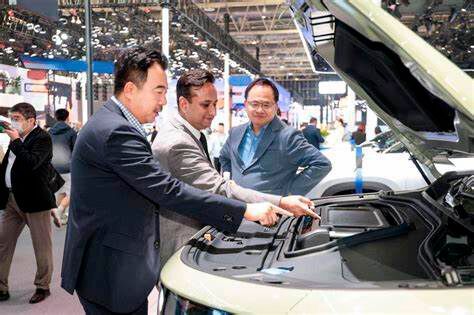 Momentan ist wieder große Automobilmesse in Shanghai. Die Auslandshandelskammer hat einige Tage zuvor die Lage analysiert. Demnach spüren deutsche Unternehmen bereits die Auswirkungen des Zollstreits. Vor allem die Autobranche würde leiden ...(Bild:  H. Chin)