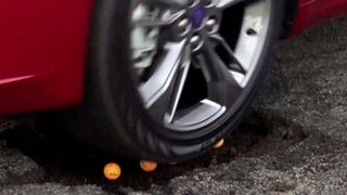 Ein elektronisch gelenktes Stoßdämpfersystem soll verhindern, dass das Fahrwerk bei schlechten Straßen Schaden nimmt. (Foto: Ford)