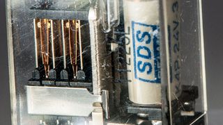 In den 1960ern konnte sich das Relais gegen Transistoren durchsetzen. Heute versucht es sein Glück als intelligente Variante mit Diagnosefunktion. (Hans-Sauer-Stiftung)