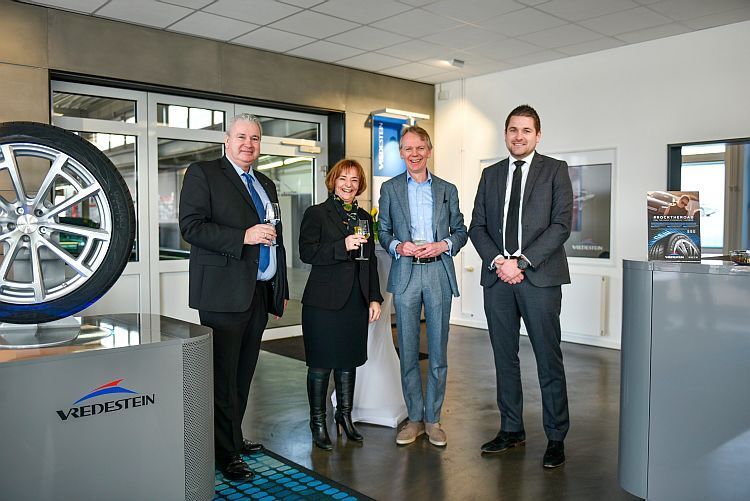 Jochen Wrede (2. v. r.) nahm am 18. März die Glückwünsche der Apollo-Vredestein-Manager Michael Lutz (links), Tanneke Reinders (2. v. l.) sowie Remko van Dijk (rechts) entgegen. (Mick Kok/Vredestein)