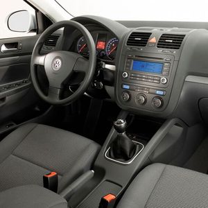Auch bei Volumenmodellen, hier der mit dem Golf verwandte VW Jetta, setzte sich die Klimaanlage mittlerweile als Standard durch.(Bild:  Hersteller)