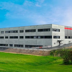 Mit dem Neubau der Mechanikhalle investiert Zollner gezielt in die Zukunftsfähigkeit des Standorts Zandt und den Ausbau integrierter EMS-Dienstleistungen.(Bild:  Zollner AG)