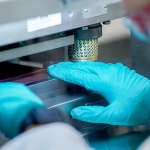 Die neuen Labore ermöglichen umfangreiche Zelltestprogramme mit bis zu 200 verschiedenen Analyseverfahren sowie die Entwicklung neuer Rezepturen.(Bild: ampnet/Volkswagen AG)