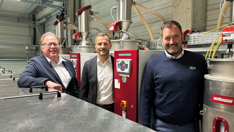 Gemeinsam für eine höhere Wettbewerbsfähigkeit: Marcus Sperber, Markus Rösel von Elasto und Wolfgang Prütting von Wittmann Battenfeld Deutschland (von rechts nach links).(Bild:  Wittmann)