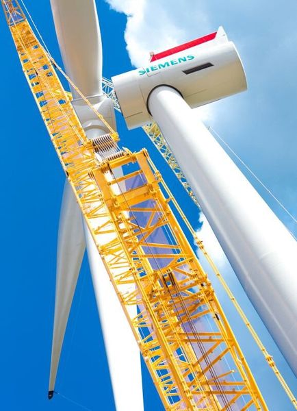 Der erste Prototyp der Weltrekord-Windturbine auf dem Weg durch Dänemark, bei Aufbau und Tests (Siemens)