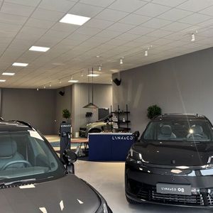 Einzug gehalten hat die Geely-Marke in die ehemalige Volvo-Selekt-Gebrauchtwagenhalle in Regensburg. (Bild:  Svenscar)