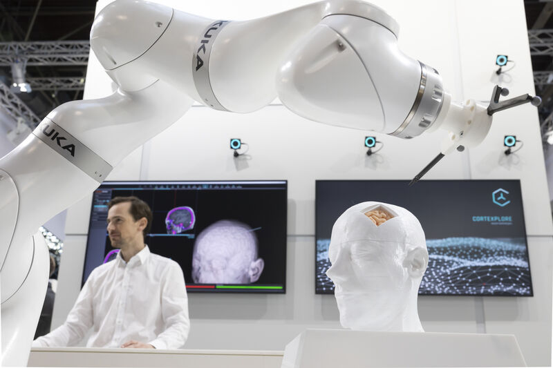 Der Robotikspezialist KUKA hat verschiedene kollaborative Anwendungen auf Basis des Leichtbauroboters „LBR Med“ vorgestellt. Bei sensiblen Behandlungen wie der Gehirntumor-Biopsie kann der „LBR Med“ unterstützen. ... (Messe Düsseldorf, Constanze Tillmann)