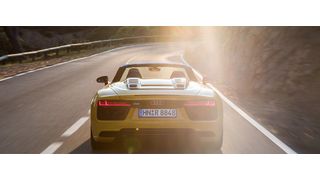 Echte Racer sind selten. Einer davon ist der Audi R8 – er erscheint jetzt in der zweiten Modellgeneration als Spyder-Variante. (Audi/Daniel Wollstein)
