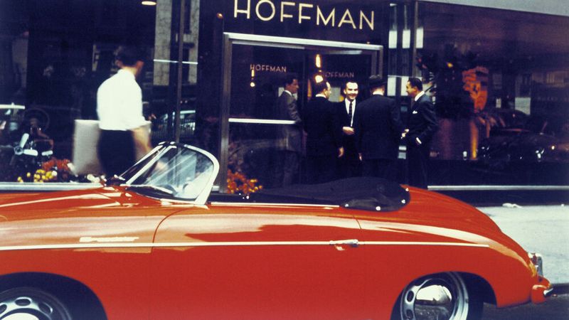 Auf Initiative des US-Importeurs Max Hoffman ergänzte ab 1954 der Speedster das Verkaufsprogramm, zunächst nur für den Export in die USA. Der Neue besaß eine flache Windschutzscheibe und ein voll versenkbares, niedrigeres Verdeck als das Cabriolet. Die Türen hatten keine Kurbelfenster, sondern lediglich Steckscheiben.  (Bild: Porsche)