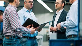 Mitarbeiter aus dem Bereich „Mosca Engineering“ diskutieren die nächste Kundenspezifische Maschinenlösung. (Mosca)