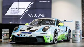 Porsche sieht E-Fuels als Ergänzung zur E-Mobilität. In der EU zeichnet sich nun ein Kompromiss mit den Grünen ab.  (Bild: Porsche)