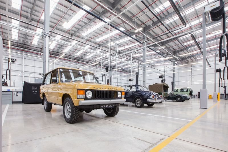 Die eingehenden Kundenfahrzeuge werden zunächst einem 121-Punkte-Check unterzogen. (Jaguar Land Rover)
