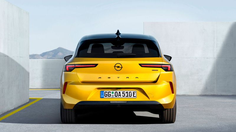 Das Heck ist betont kantig gezeichnet (Bild:Opel)