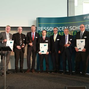 Die Gewinner des Effizienz-Preis NRW 2015: (v.l.n.r) Dr. Peter Jahns, Leiter der Effizienz-Agentur NRW, Duisburg; Peter Cvilak, Gründer und Geschäftsführer der AfB Arbeit für Menschen mit Behinderungen Gemeinnützige GmbH, Essen; Peter Sittig, Ausbildungsleiter der AfB gGmbH, Essen; Dr. Gerhard Reusmann, Geschäftsführer der Dörken MKS-Systeme GmbH & Co. KG, Herdecke; Dr. Marcel Roth, Leiter F&E der Dörken MKS-Systeme GmbH & Co. KG, Herdecke;
Christoph Hundertmark, Geschäftsführer der Carl Bechem GmbH, Hagen; Dr. Heinz Dwuletzki, Leiter F&E der Carl Bechem GmbH, Hagen; Dr. Jens Ostrowski, Leitung Entwicklung Kaltumformung der Carl Bechem GmbH, Hagen; NRW Umweltminister Johannes Remmel