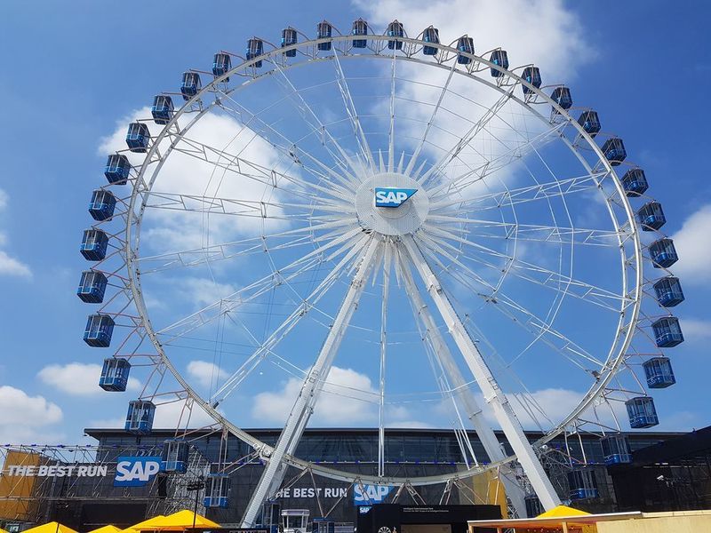 Nein, das ist kein Volksfest, sondern das Riesenrad ist auf dem Cebit-Messegelände zu finden.Es ist der Messestand von SAP. Ob die Kunden aus den Kabinen erst weider unbeschadet aussteigen können, wenn sie Lizenzen gekauft haben, ist dem Autor unbekannt ....  (Oliver Schonschek)