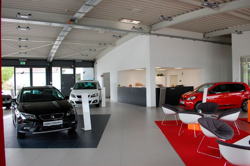 Innen ist das hangarförmige Gebäude gemäß der Seat-CI eingerichtet. Der Ausstellungsbereich ebenso ... (Bild: Ostermaier)