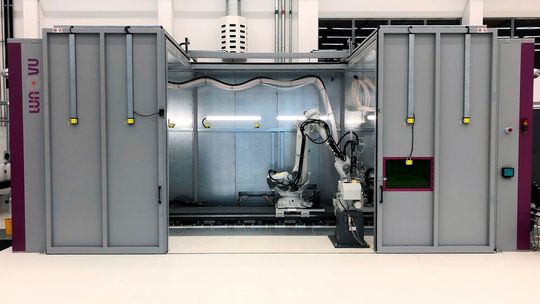 Jetzt wurde die Forschungseinrichtung Zess in Bochum feierlich eröffnet. Ein besonderer Enabler ist das spezielle „Lunovu-rLMD“-System, mit dem per LMD und der Möglichkeit, die Bauteile spanend zu bearbeiten, die hybride Fertigung im Sinne von Industrie 4.0 funktioniert.(Bild:  Lunovu)