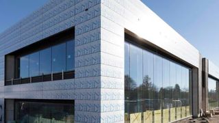 Die Außenfassade der Statement Site ist fast fertig. (Jaguar Land Rover_2018)