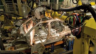 Fanuc-Roboter im VW-Werk Kaluga in Russland: Der Karosseriebau ist seit vielen Jahren der Produktionsbereich, in dem mit Abstand am meisten Roboter verwendet werden.  (Bild: Volkswagen)