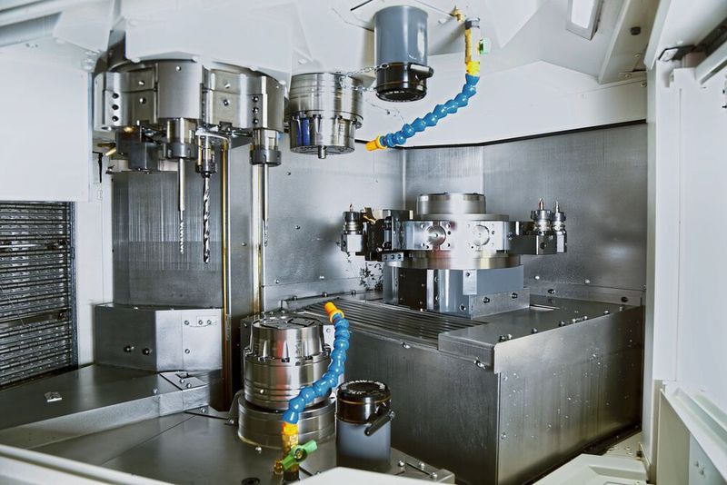 Diese Achs-Anordnung der Nakamura Tome SC-100X² ermöglicht den  fertigungstechnischen Überlagerungsprozess, bei dem die Rückseite eines Werkstücks zeitparallel zur Vorderseite mit nur einem Revolver bearbeitet werden kann.  (Bild: Matthias Böhm)