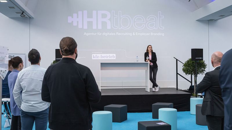 Doris Beckmann von der Agentur HRtbeat gab den Besuchern im Impuls-Café wertvolle Tipps für die Mitarbeitersuche. (Bild: Stefan Bausewein)