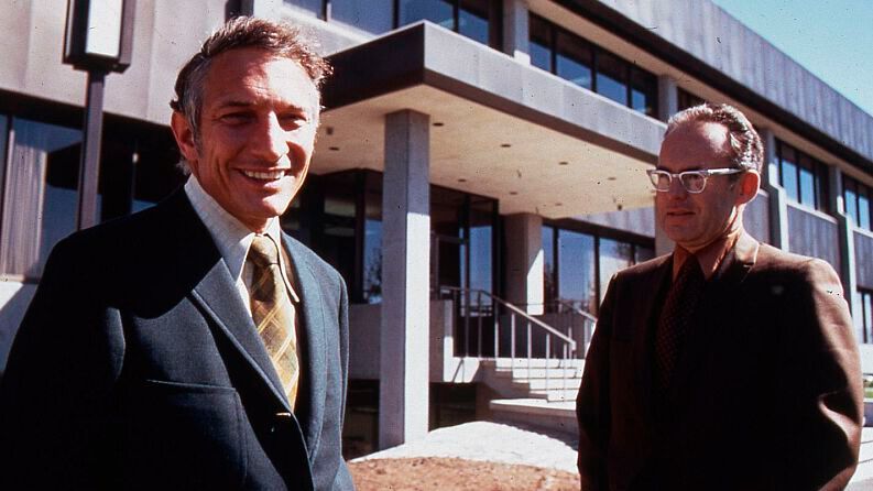 Robert Noyce (links) und Gordon Moore 1970 vor der Intel Zentrale in Santa Clara.(Bild:  Robert Noyce and Gordon Moore at SC1 1970 /Intel Free Press / CC BY-SA )