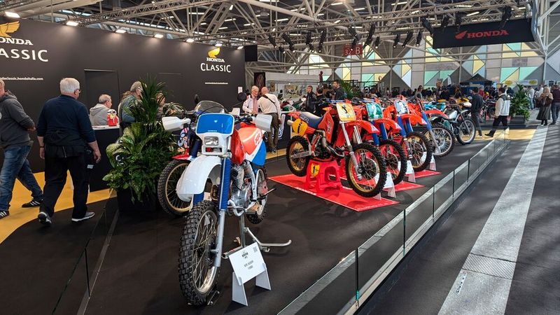 Eine eigene Halle widmete sich dem Thema historische Zweiräder, wenngleich die Zahl der vertretenen Marken hier spärlich ausfiel. Einzig Honda Classic präsentierte sich mit einem riesigem Stand. (Bild: Dominsky)