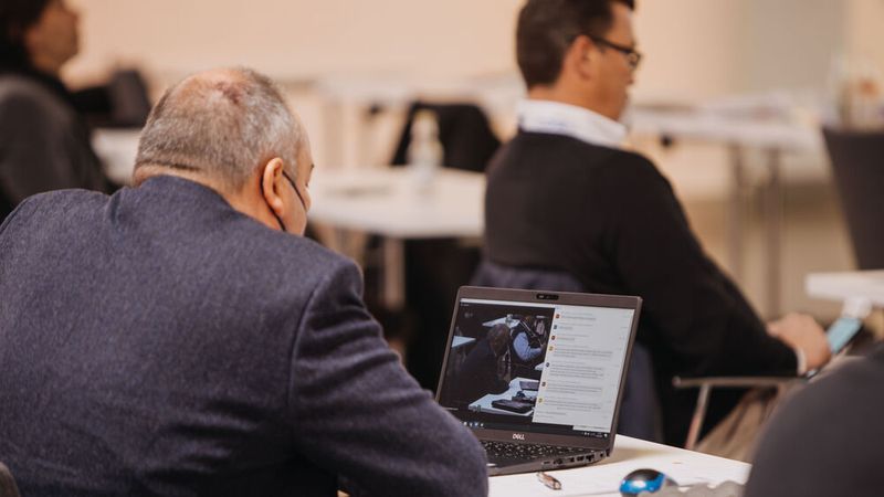 »F+K«-Redakteur Peter Diehl beobachtete den Chatverlauf und brachte die Fragen der Online-Teilnehmer ins Forum. (Bild: Knüttel | BKfotofilm)