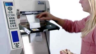 Tischverpackungsgerät Autobag PS 125 One-Step: Beutelverpackung inklusive Bedruckung für kleinere Verpackungsumfänge. (Bild: Zamzow ZB+P Berlin)