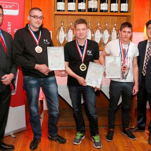 V.l.n.r.: Boris Leibling, Manager Training bei Kia Motors Deutschland, Sandy Mink, Zweitplatzierter, Lars Gebelein, Sieger, Jürgen Veith, Drittplatzierter und Young Joon Kim, Executive Coordinator Aftersales bei Kia Motors Deutschland.(Foto:  Kia)