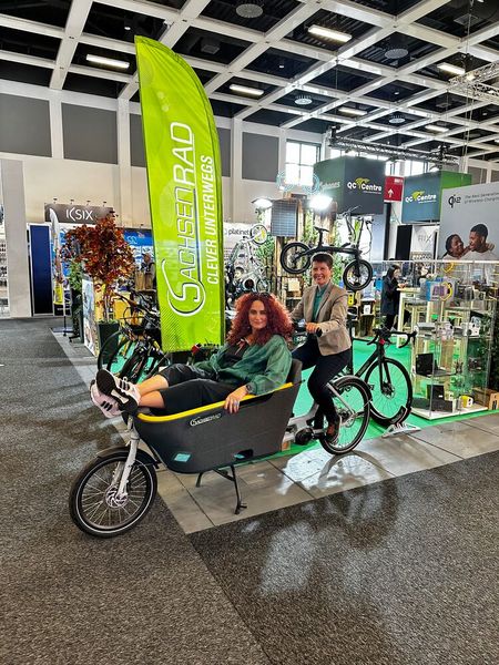 Mit dem eBike „T8 Grand Modern“ und einer Reichweite von 60 km fährt mich Anja Zimmermann (Leicke und SachsenRAD) von Halle zu Halle. (Max. Tragegewicht 150kg) (Bild: Vogel IT-Medien)