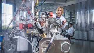Die Nano-SIMS ist ein Sekundärionen-Massenspektrometer mit einer räumlichen Auflösung von bis zu 50 Nanometern und das Herzstück des am 6. Mai eingeweihten Sächsischen Zentrums zur Visualisierung biochemischer Prozesse auf zellulärer Ebene. Die hohe Auflösung und ihre Massenempfindlichkeit ermöglichen es, Elemente und Isotope an den Oberflächen von Zellen sowie die chemische Veränderungen darin zu untersuchen. (Bild: André Künzelmann, UFZ)