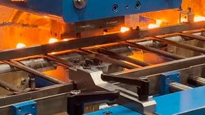 Schraubenkopfumformung mit Wärme: In der Induktionsstufe werden die Köpfe der Rohlinge auf über 1.000 °C erwärmt. (Bild: Aachener Maschinenbau)