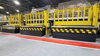 Die Nachrüstung der Hubtische mit Faltenbälgen von Hema hat für einen Rückgang der Not-Stopps gesorgt. (Bild: Hema Maschinen- und Apparateschutz GmbH)