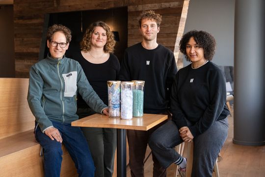Der Versandhändler Otto geht mit Wildplastic nachhaltigere Transportwege (v.l.): Tobias Gruber (Head of Sustainability, Otto), Karla Jabben (Sustainability Managerin, Otto), Christian Sigmund (CEO, Wildplastic) und Stella Frank (Projektmanagerin, Wildplastic).(Bild:  Otto)