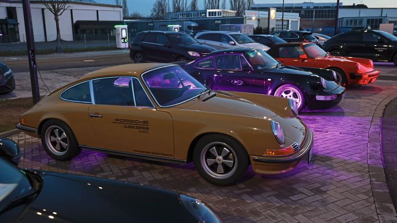 Auch Oldtimer waren zu sehen. Sie schlugen die Brücke zu einem weiteren Standbein des Händlers: dem Porsche Classic Zentrum, das ebenfalls in Kassel beheimatet ist. (Bild: Ulf Schaumlöffel)