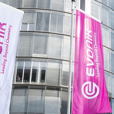 Evonik lehnt Verhandlungen über eine Übernahme durch BASF ab, bleibt aber für einen vertraulichen Informationsaustausch offen. BASF bietet 24 Euro je Aktie und Zusagen für Beschäftigte und Standorte. (Bild: Evonik Industries)